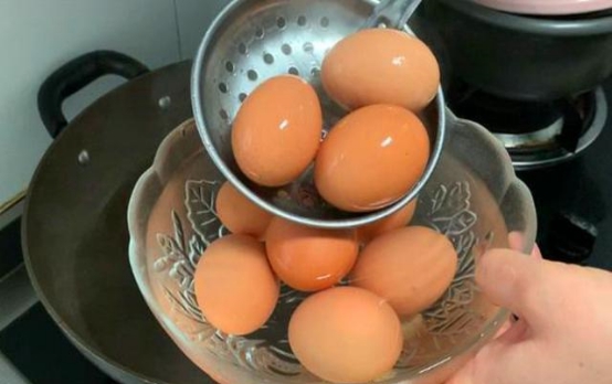 煮鸡蛋：是冷水下锅，还是开水下锅？牢记4点，鸡蛋一碰就脱壳 第13张