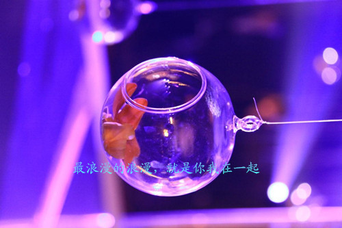 伤心难过的图片带字（一个人偷偷流泪的图片） 第11张