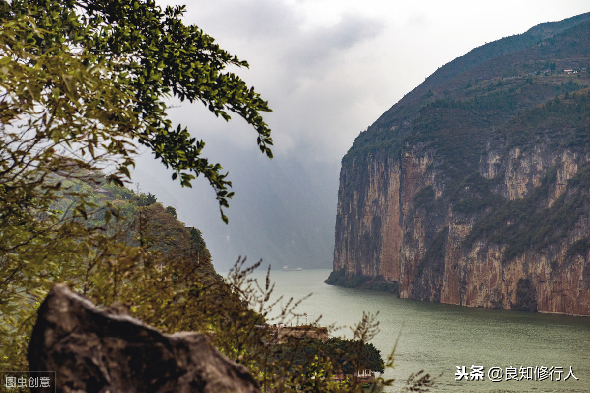 李白早发白帝城的诗句（早发白帝城赏析和作者中心思想） 第5张