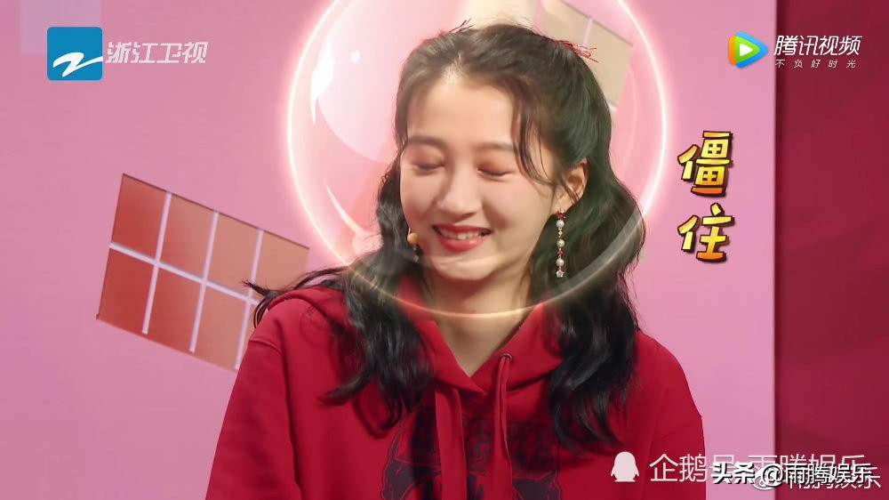 王牌对王牌，华晨宇飞吻关晓彤，看了这表情才知道不演的晓彤多美 第3张