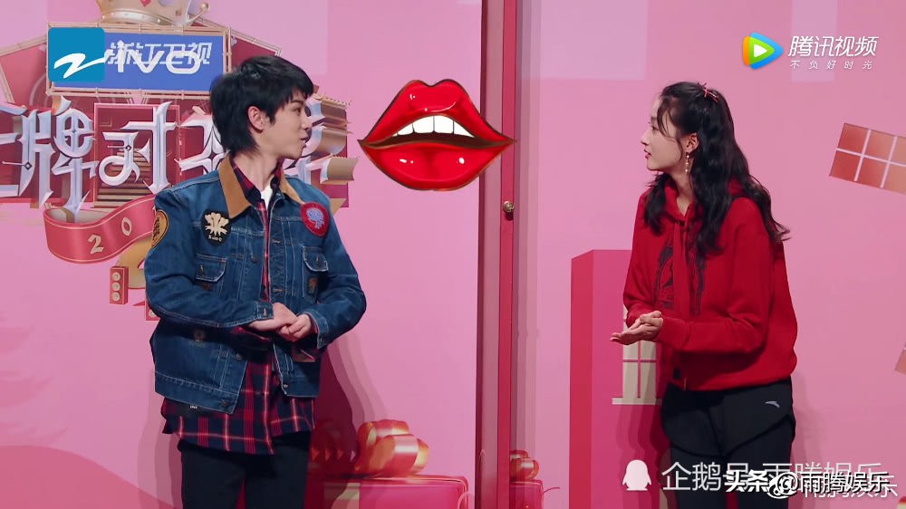 王牌对王牌，华晨宇飞吻关晓彤，看了这表情才知道不演的晓彤多美 第1张
