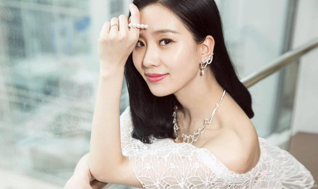 刘诗诗：昔日姐妹反目成仇，对刘亦菲避而不谈，嫁入豪门不被待见 第3张