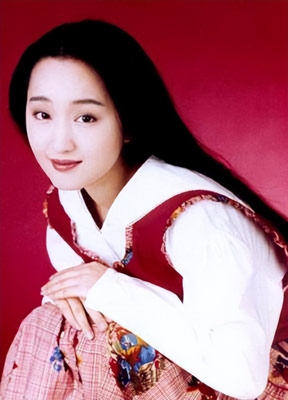 赖文峰出狱后娶妻生子，杨钰莹却至今未婚，她在追求什么？ 第29张