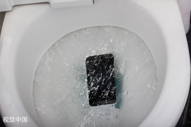 手机充电口轻微进水怎么办（手机进水的正确处理方法） 第1张