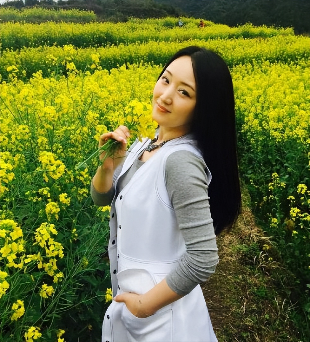 赖文峰出狱后娶妻生子，杨钰莹却至今未婚，她在追求什么？ 第35张