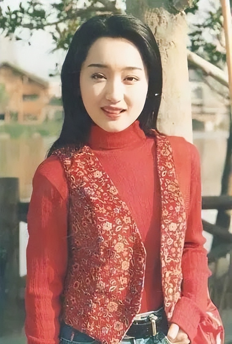 赖文峰出狱后娶妻生子，杨钰莹却至今未婚，她在追求什么？ 第45张