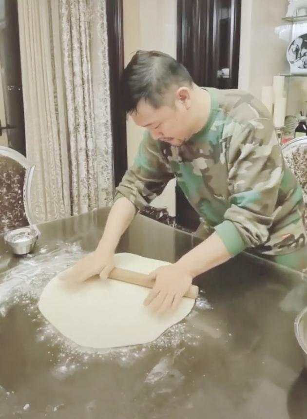贾冰的老婆是哪个？贾冰妻子罕曝光，颜值太高 第1张
