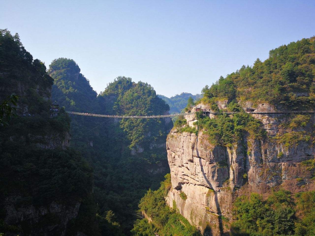绍兴一定要去的景区，山上林木青翠，山下溪涧碧澄见底 第5张