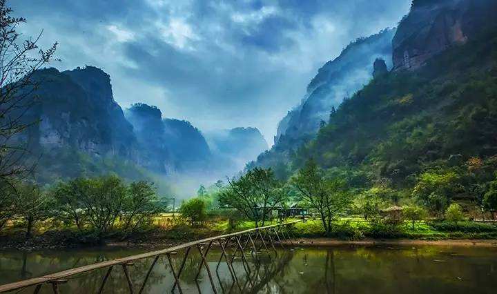 绍兴一定要去的景区，山上林木青翠，山下溪涧碧澄见底 第1张