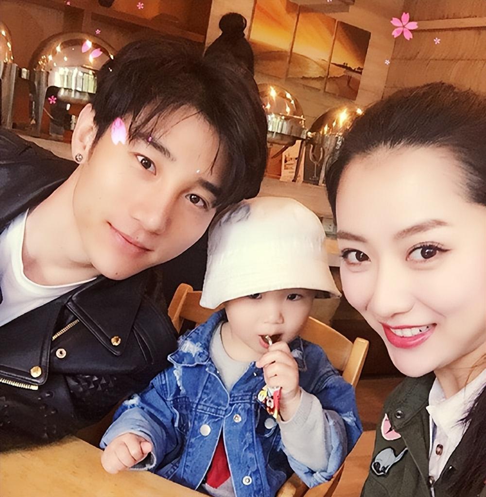 白冰个人资料简介（闪婚小三岁男模，离婚后独自带娃） 第21张