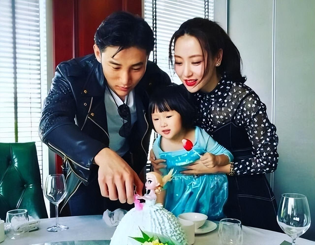 白冰个人资料简介（闪婚小三岁男模，离婚后独自带娃） 第57张
