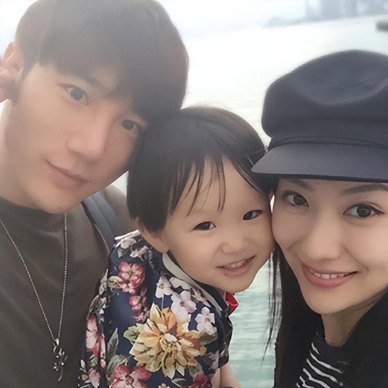 白冰个人资料简介（闪婚小三岁男模，离婚后独自带娃） 第19张