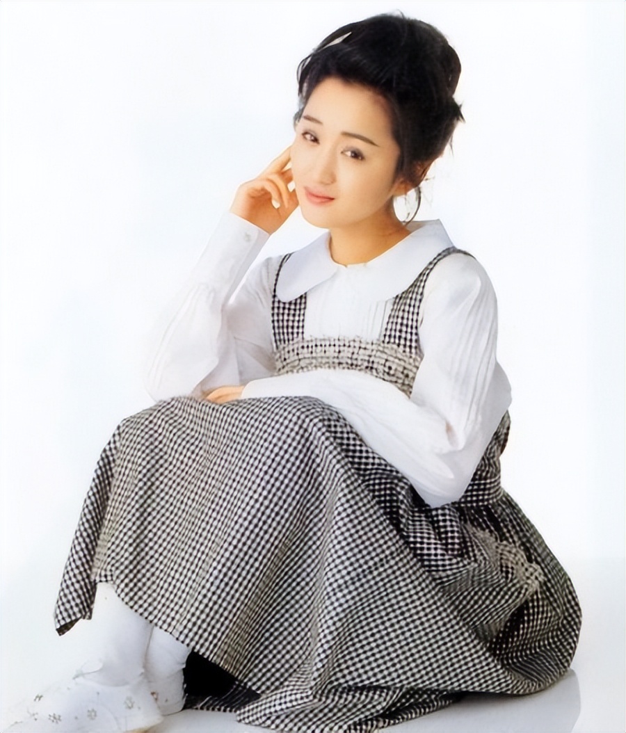 赖文峰出狱后娶妻生子，杨钰莹却至今未婚，她在追求什么？ 第31张