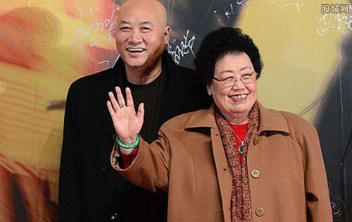 看陈丽华的家庭地位，起身时十几口人来搀扶，场面犹如太后起驾 第1张