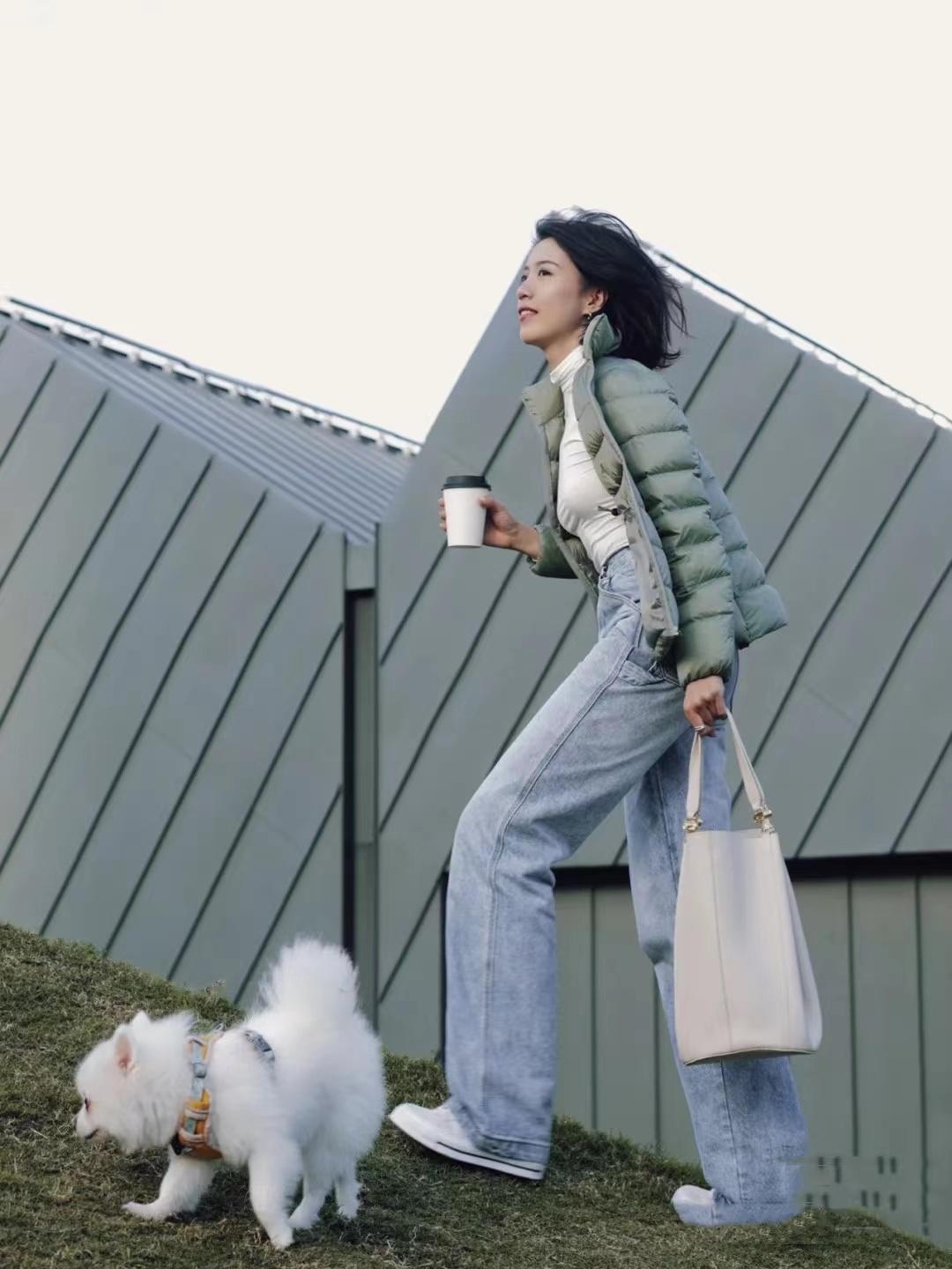 十度的天气穿什么衣服（舒适美观的衣服搭配方式） 第3张
