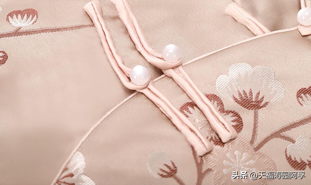 老人临终前为什么不能摸手（老人寿衣为何不能乱碰） 第5张