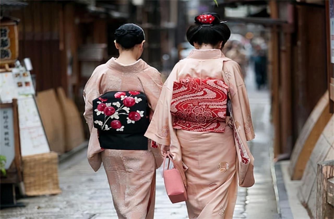 日本和服背后的小包有什么用（和服为何要背一个包包） 第1张