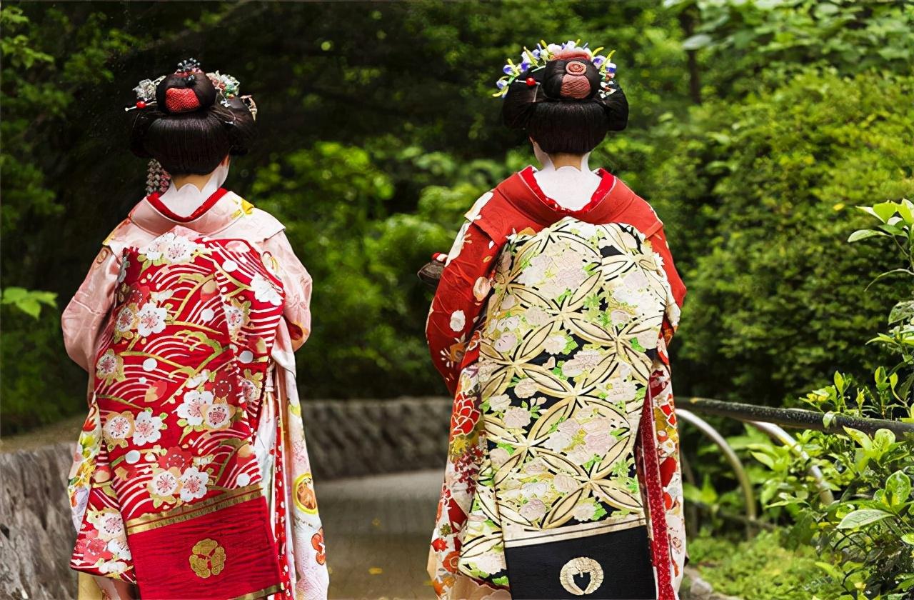 日本和服背后的小包有什么用（和服为何要背一个包包） 第3张