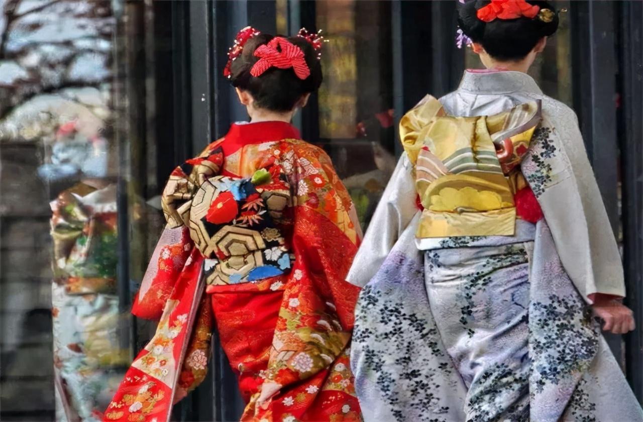 日本和服背后的小包有什么用（和服为何要背一个包包） 第5张