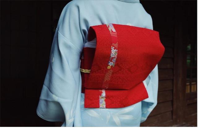 日本和服背后的小包有什么用（和服为何要背一个包包） 第9张