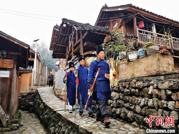 贵州石阡：“春官”走村串户来送“春” 第1张