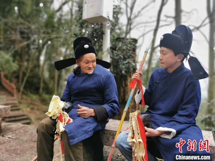 贵州石阡：“春官”走村串户来送“春” 第3张