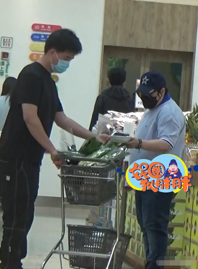 韩红身体怎么了最新消息（低调现身超市，身材魁梧赘肉明显） 第3张