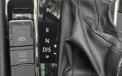 换挡拨片是干什么的？用途：快速升降档位的