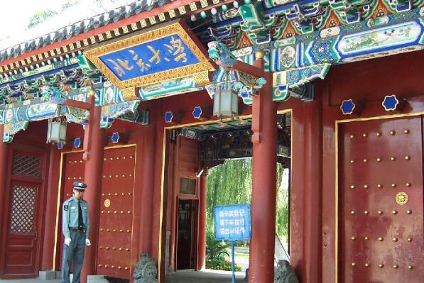 021外语专业十大高校排名：北大居榜首，清华垫底"