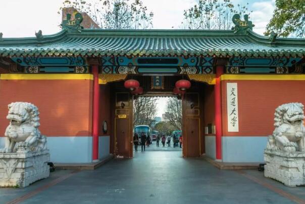 021外语专业十大高校排名：北大居榜首，清华垫底"