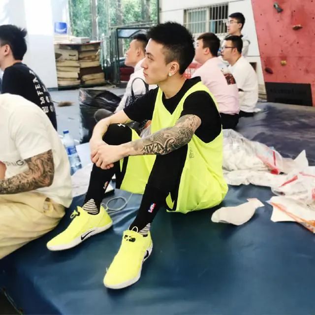 身价不输王思聪，家世堪比汪雨，被称为“沪上皇”的秦奋啥来头 第15张