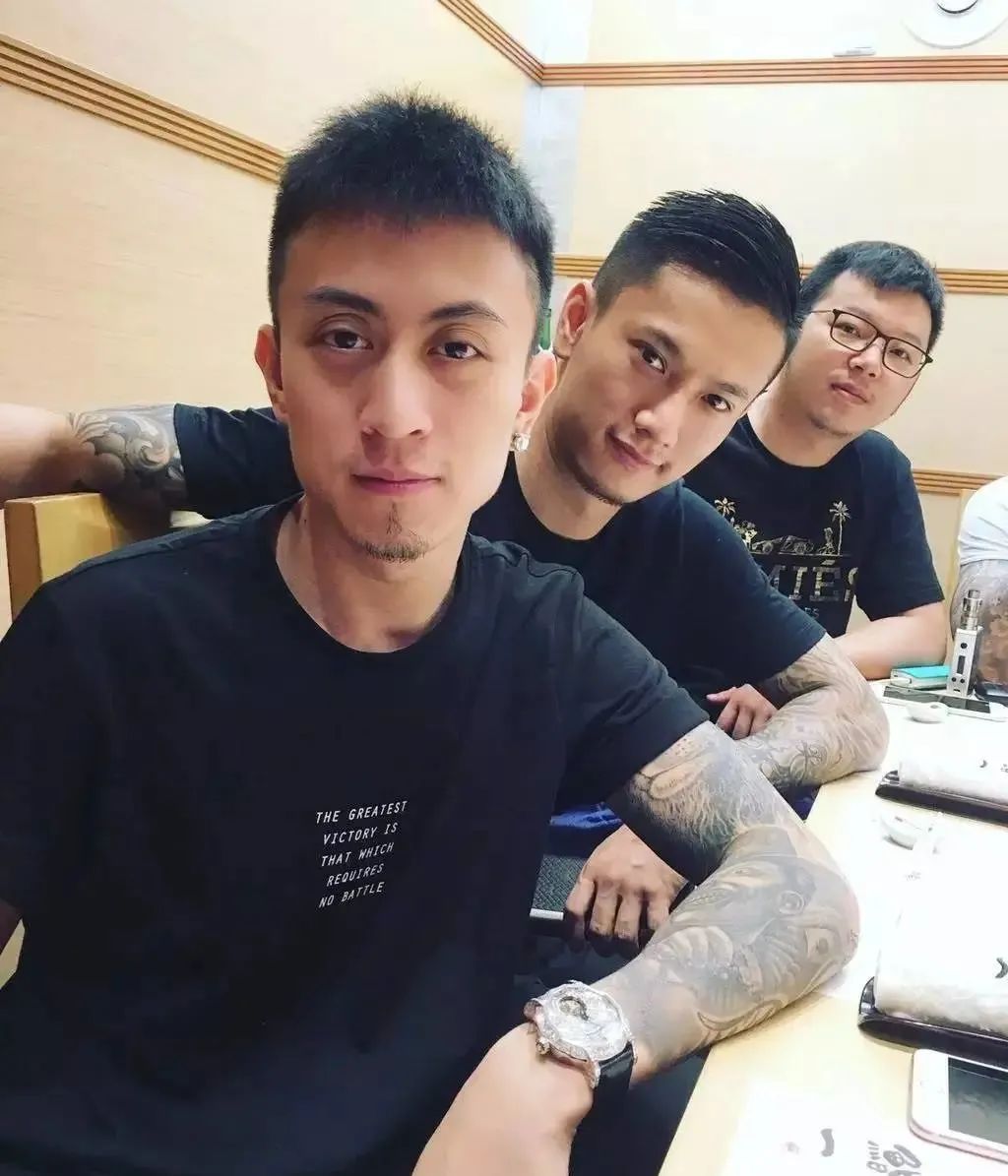 身价不输王思聪，家世堪比汪雨，被称为“沪上皇”的秦奋啥来头 第1张