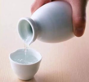 炒菜时白酒可以代替料酒吗，料酒有什么作用 第1张