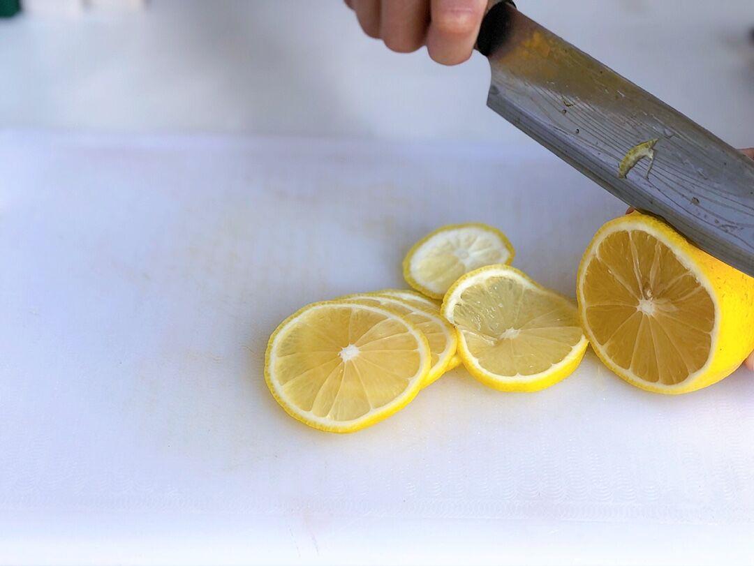 柠檬泡水用热水还是冷水（青柠檬和黄柠檬的区别） 第13张