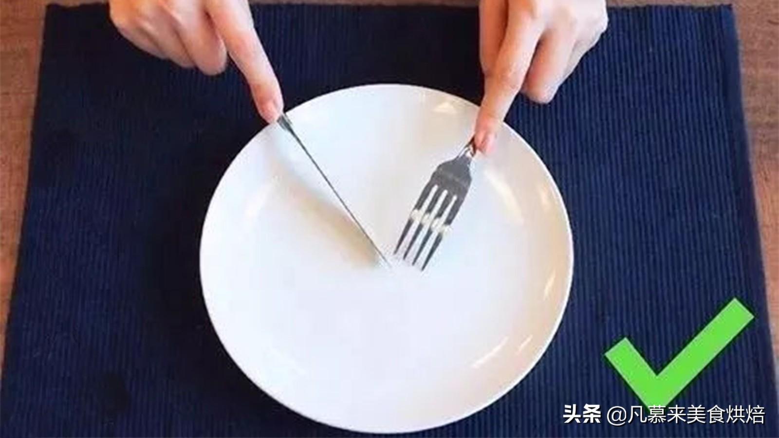 吃西餐是左手拿刀还是右手拿刀（吃牛排刀叉的正确拿法） 第3张