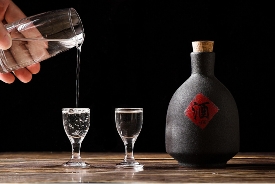 酒桌上敬酒时怎么说话（酒桌敬酒如何让领导对你另眼相看） 第1张