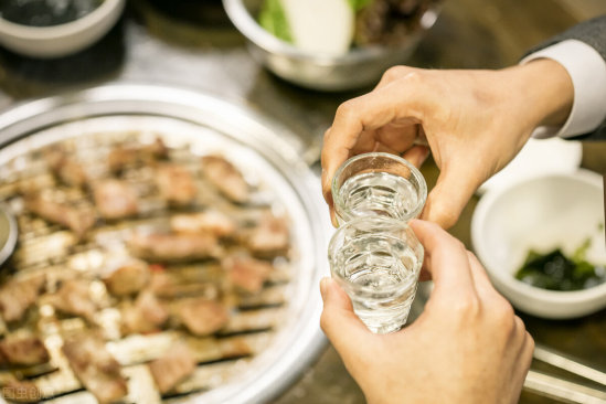 酒桌上敬酒时怎么说话（酒桌敬酒如何让领导对你另眼相看） 第13张