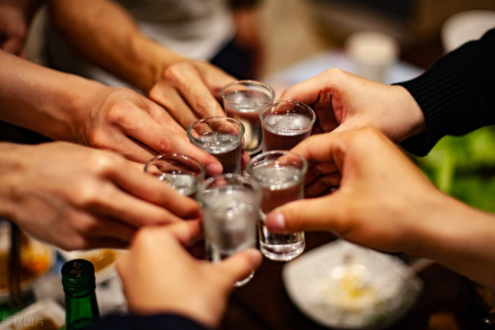 酒桌上敬酒时怎么说话（酒桌敬酒如何让领导对你另眼相看） 第15张
