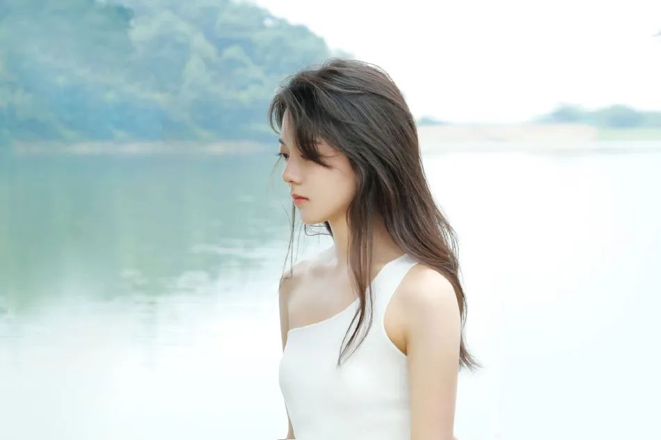 00后女星赵今麦湖畔写真半露香肩！肤白貌美性感迷人 第19张