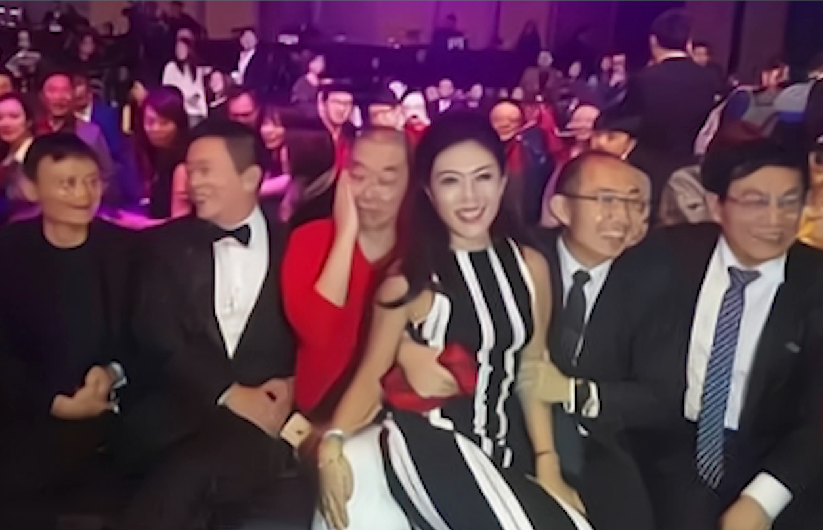 苏芒：用丑照毁掉伊能静，公然摸富豪大腿，遭名门痞女洪晃暗讽 第21张