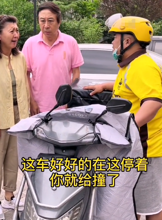50岁闫学晶近照引热议！和冯巩开车外出被撞，皱纹横生老到认不出 第3张
