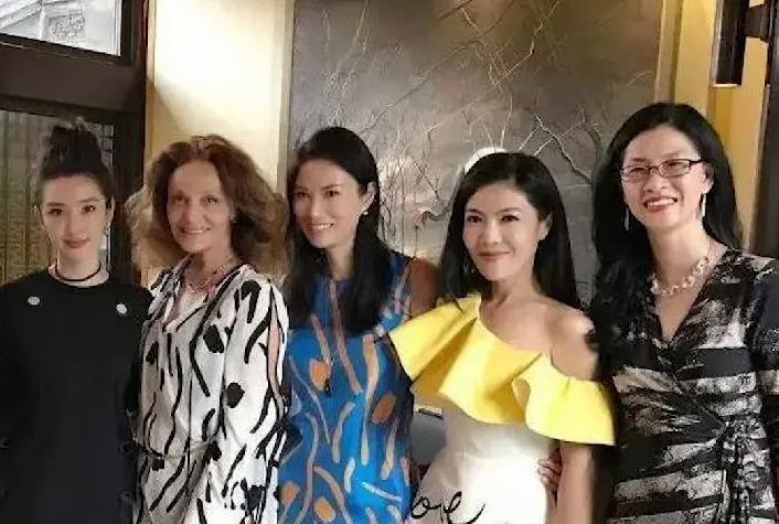 苏芒：用丑照毁掉伊能静，公然摸富豪大腿，遭名门痞女洪晃暗讽 第15张