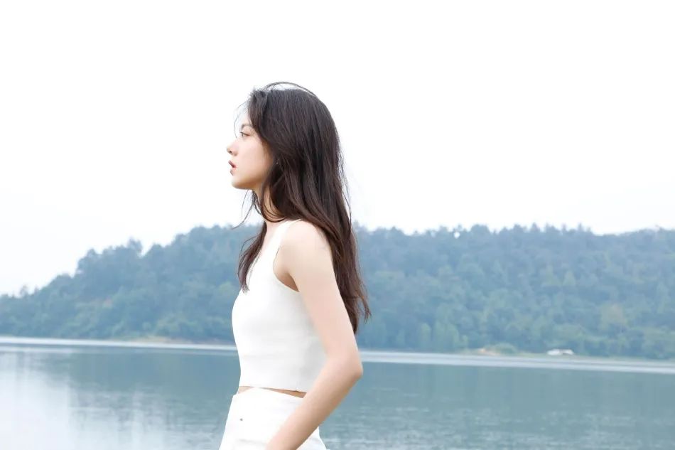 00后女星赵今麦湖畔写真半露香肩！肤白貌美性感迷人 第23张