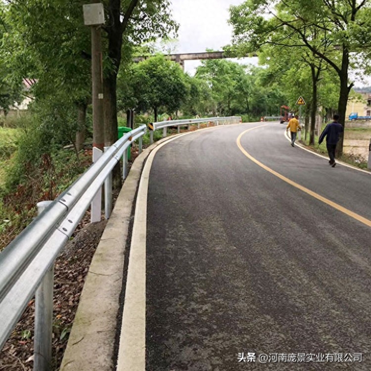 波形护栏一米价格（波形梁钢护栏报价详情） 第1张
