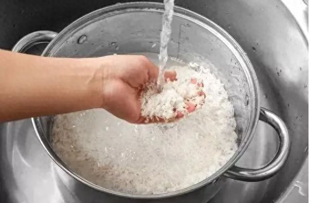 焖米饭水和米的比例多少（大米饭水和大米的比例） 第1张