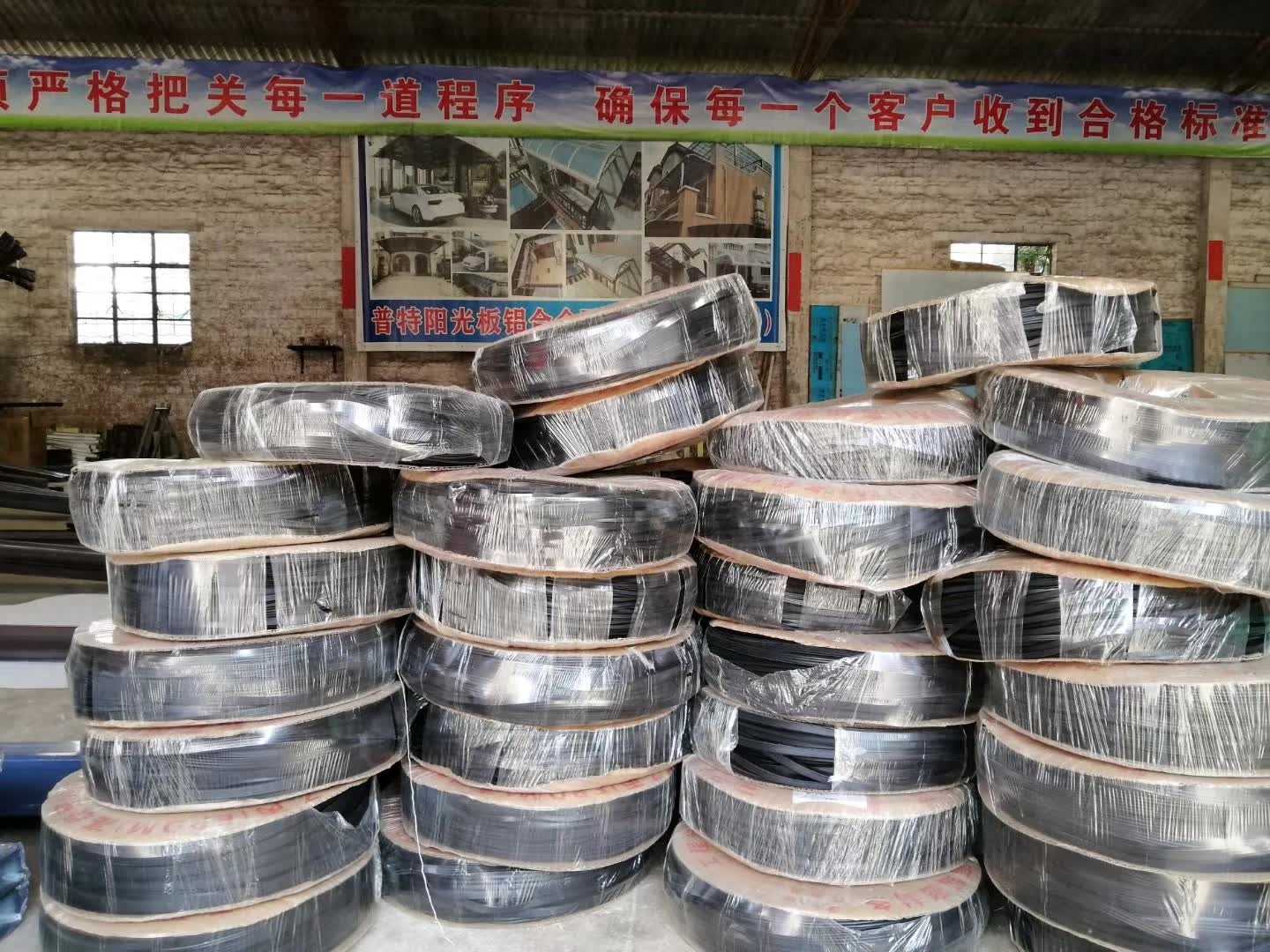 铝合金雨棚多少钱一平（铝合金雨棚厂家报价） 第1张