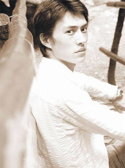 与二婚妻子相守11年，演20年配角终成名，靳东到底有何本事？ 第11张