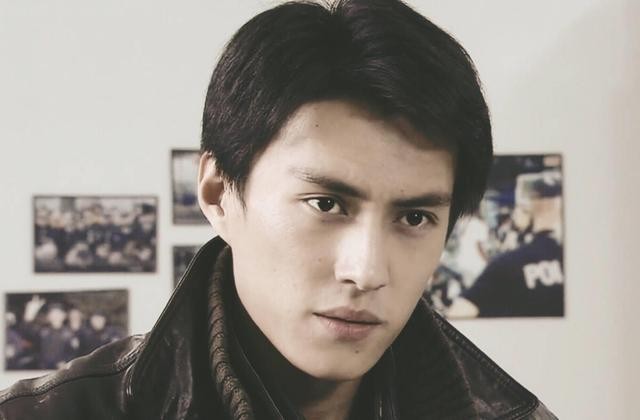 与二婚妻子相守11年，演20年配角终成名，靳东到底有何本事？ 第1张
