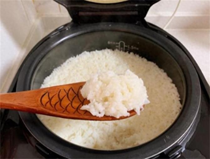 电饭煲蒸米饭水和米的比例多少（蒸米饭水和米的比例） 第7张