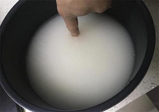 电饭煲蒸米饭水和米的比例多少（蒸米饭水和米的比例） 第3张
